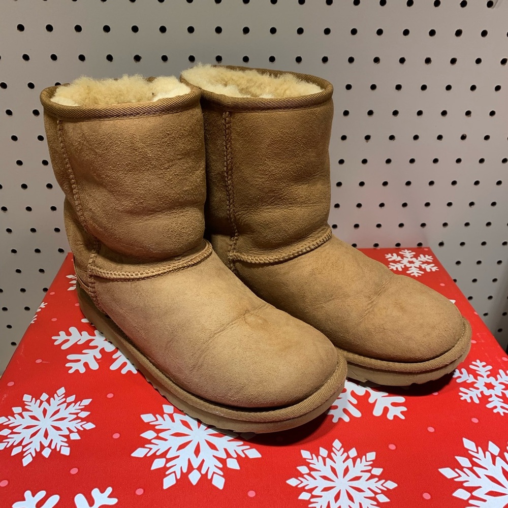 Girl's UGG Classic ll chestnut Water-Resistant Suede Boots size 6